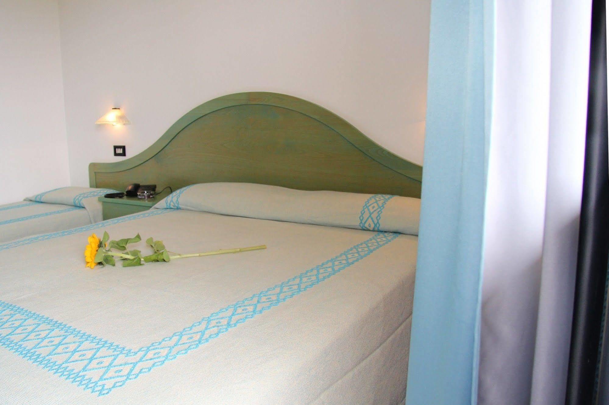 Hotel Cala Dei Pini Porto Pino Extérieur photo