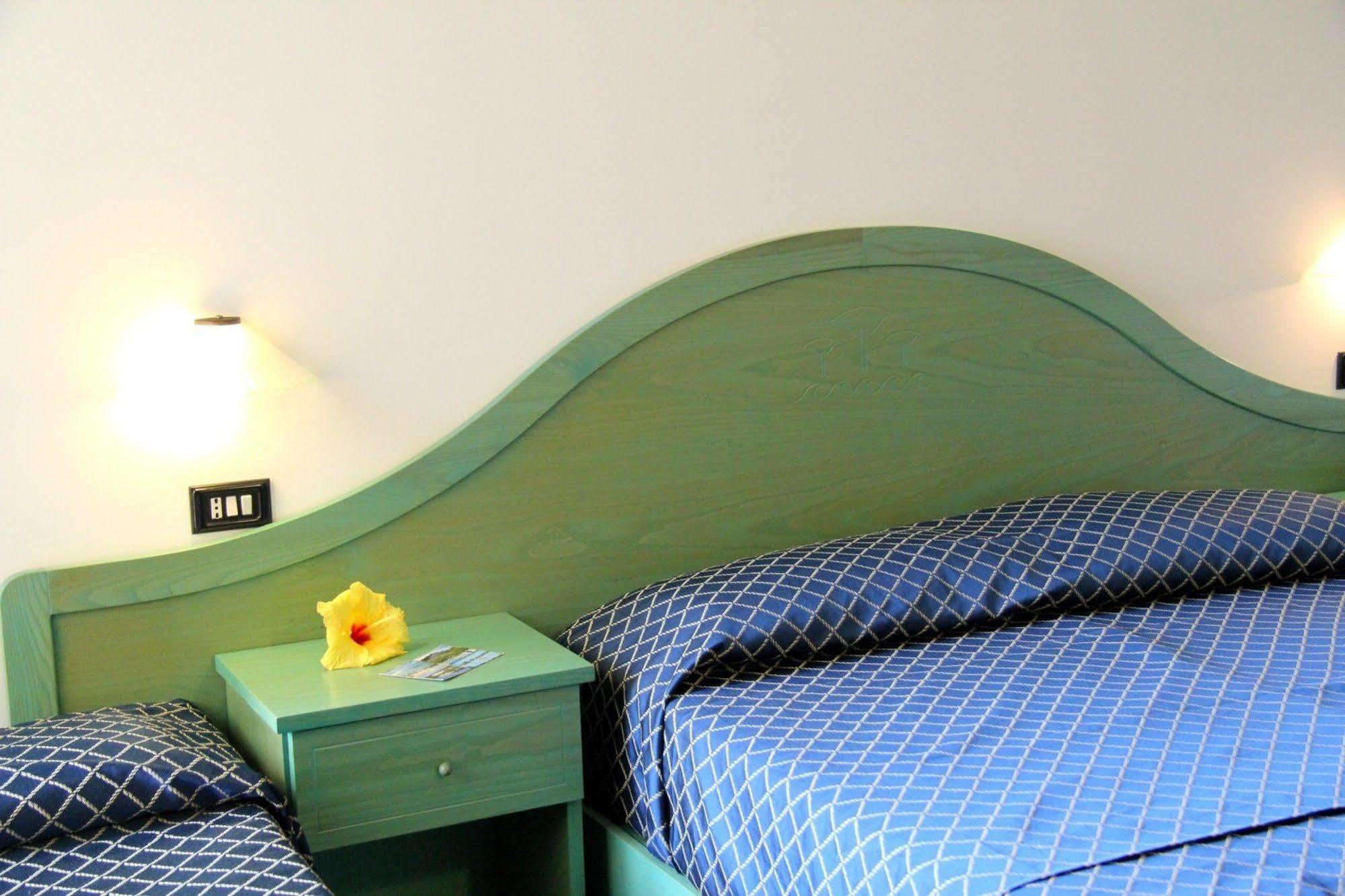 Hotel Cala Dei Pini Porto Pino Extérieur photo
